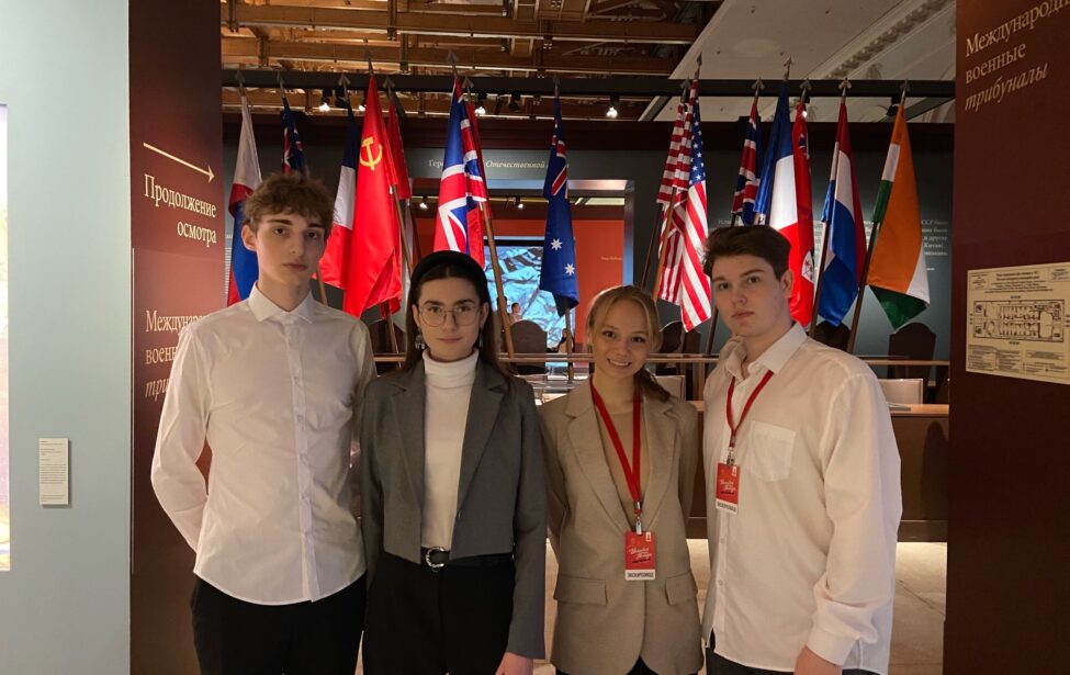 Студенты МГПУ — экскурсоводы на выставке к 80‑летию Победы в Манеже