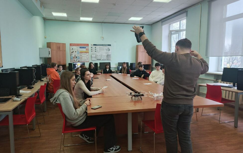 Школьники научились управлять дронами на&nbsp;мастер-классе ИЦО