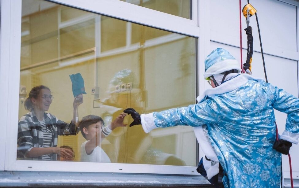 Новогодний десант: добровольцы-спасатели МГПУ поздравили пациентов детских больниц