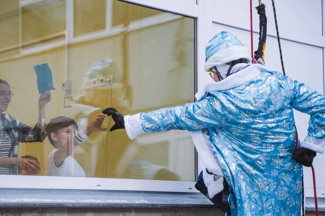 Новогодний десант: добровольцы-спасатели МГПУ поздравили пациентов детских больниц