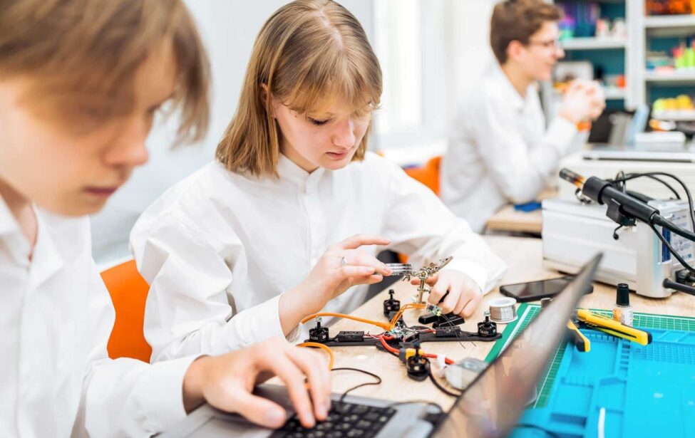 От&nbsp;чертежа до&nbsp;полета: чему учат в&nbsp;авиастроительных классах столичных школ