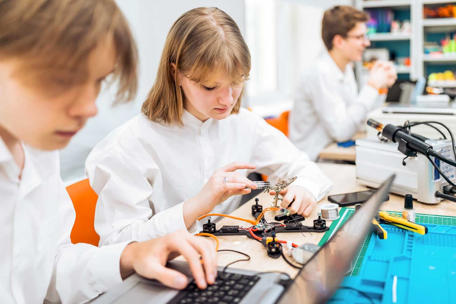 От&nbsp;чертежа до&nbsp;полета: чему учат в&nbsp;авиастроительных классах столичных школ