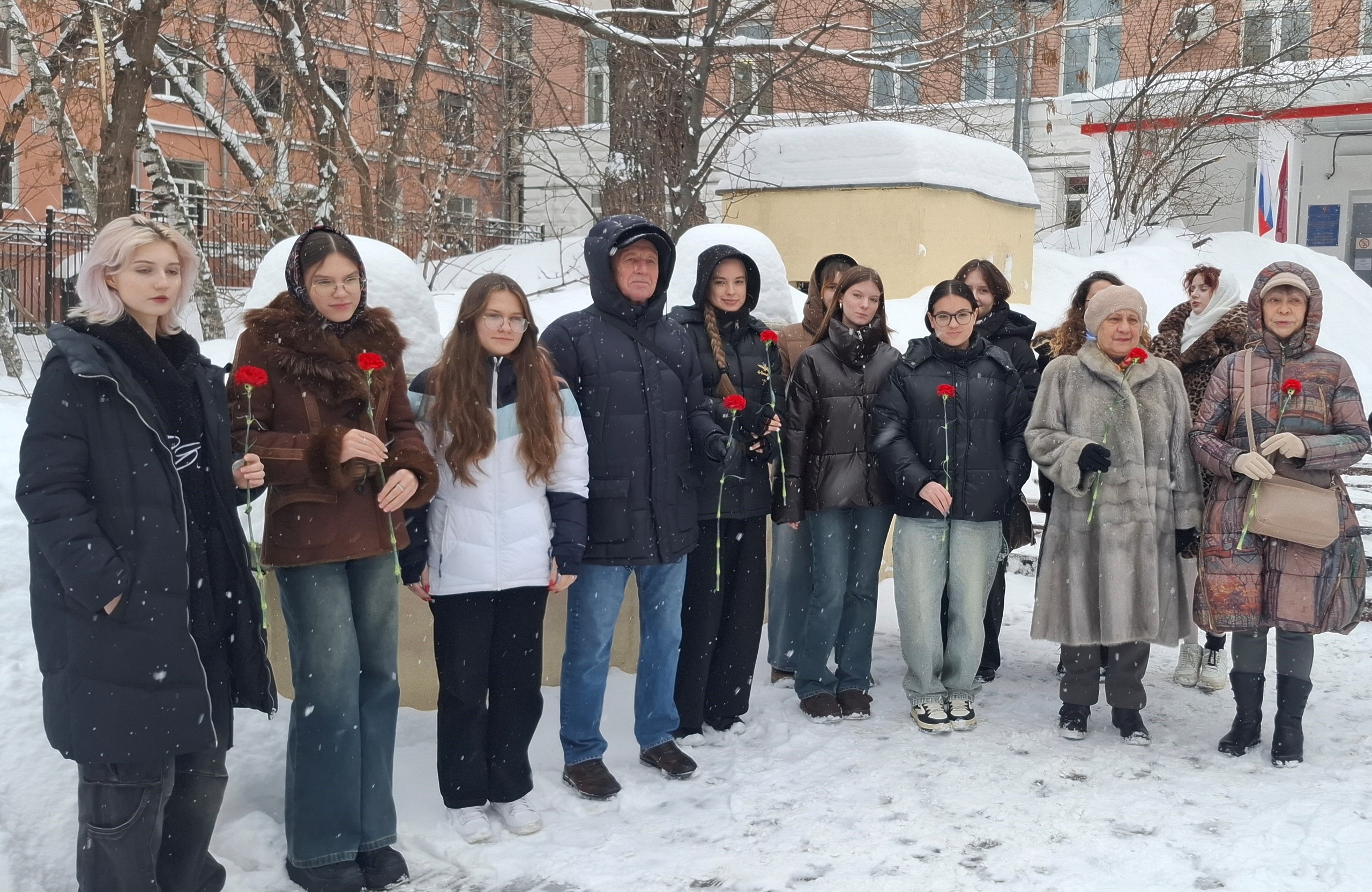 Возложение цветов у&nbsp;мемориала Предуниверсария МПГУ