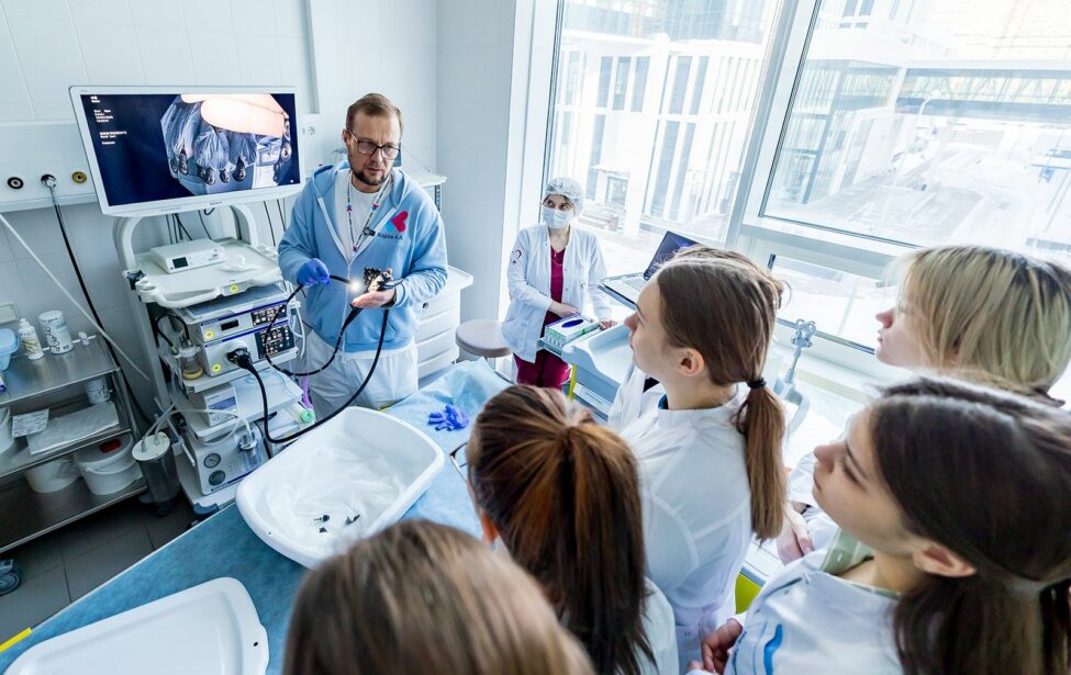 Главврачи московских больниц провели экскурсии для школьников