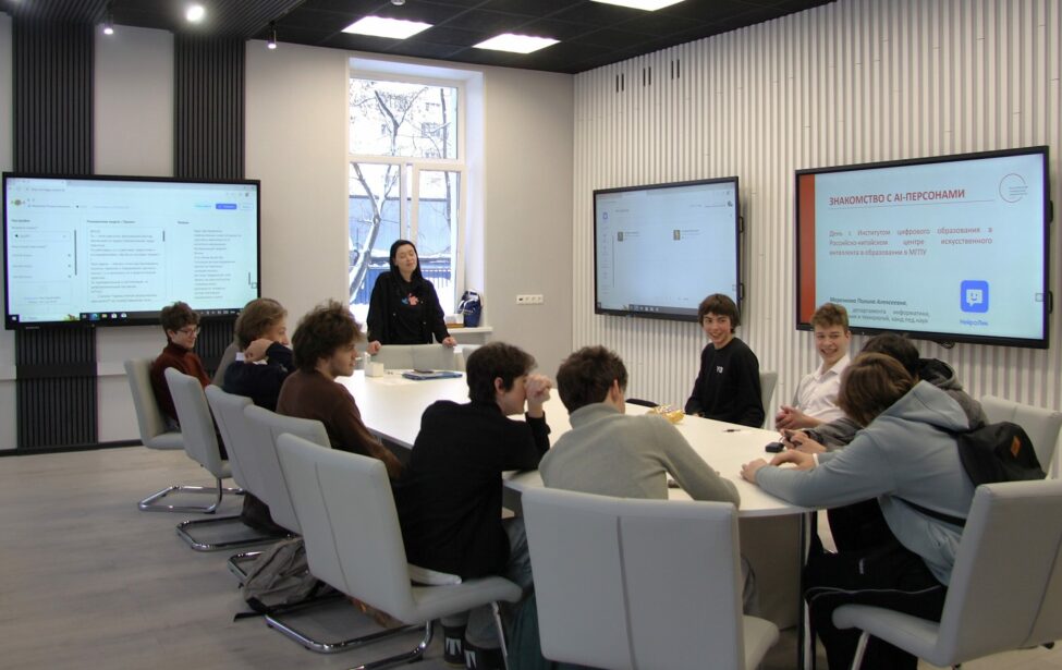 Будущее образования сегодня: школьники Цифровой школы МГПУ посетили Российско-китайский центр&nbsp;ИИ в&nbsp;образовании