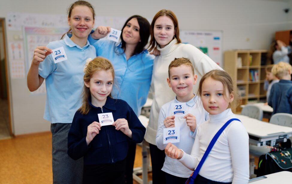 Папам с&nbsp;любовью: ученики начальной школы подписали праздничные открытки для своих защитников