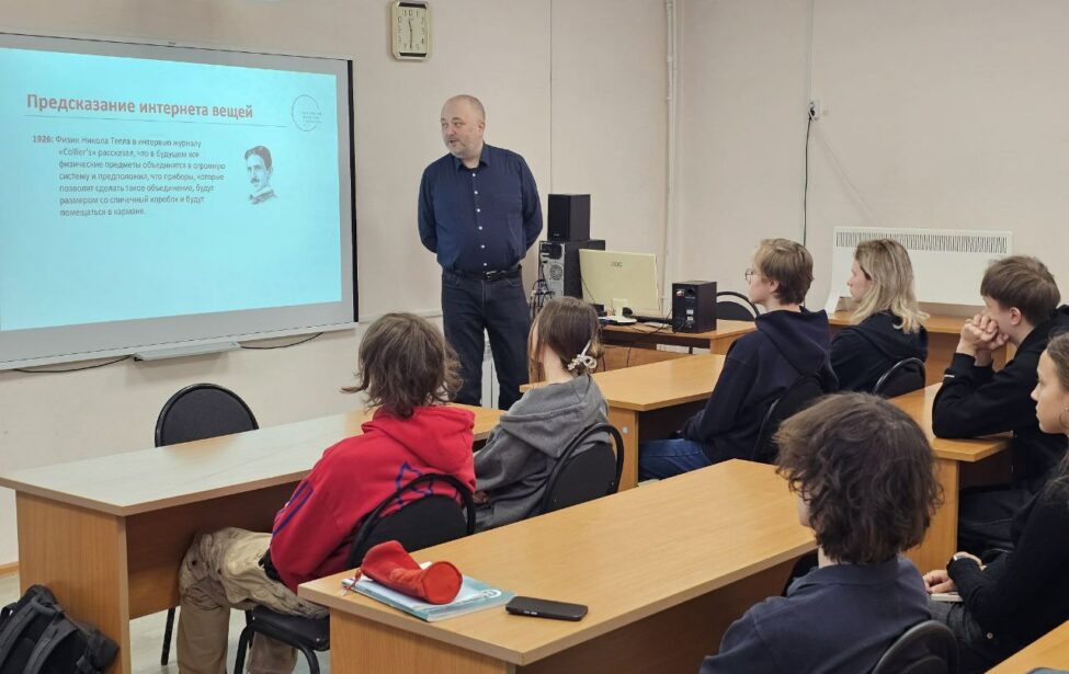 Доцент ИЦО прочитал лекцию об&nbsp;умных системах и&nbsp;интернете вещей в&nbsp;ЧОУ &laquo;Лотос&raquo;