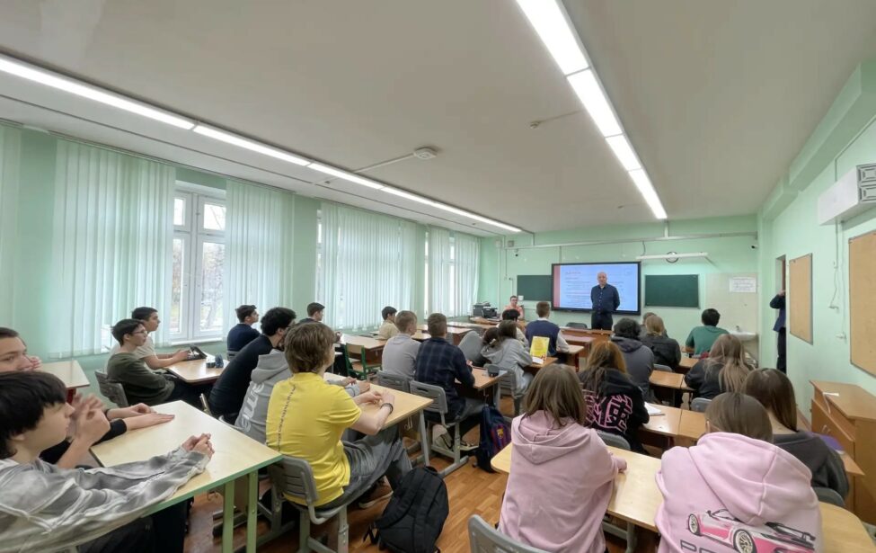 Доцент ИЦО прочитал лекцию про умные системы и&nbsp;интернет вещей в&nbsp;школе №&thinsp;2129