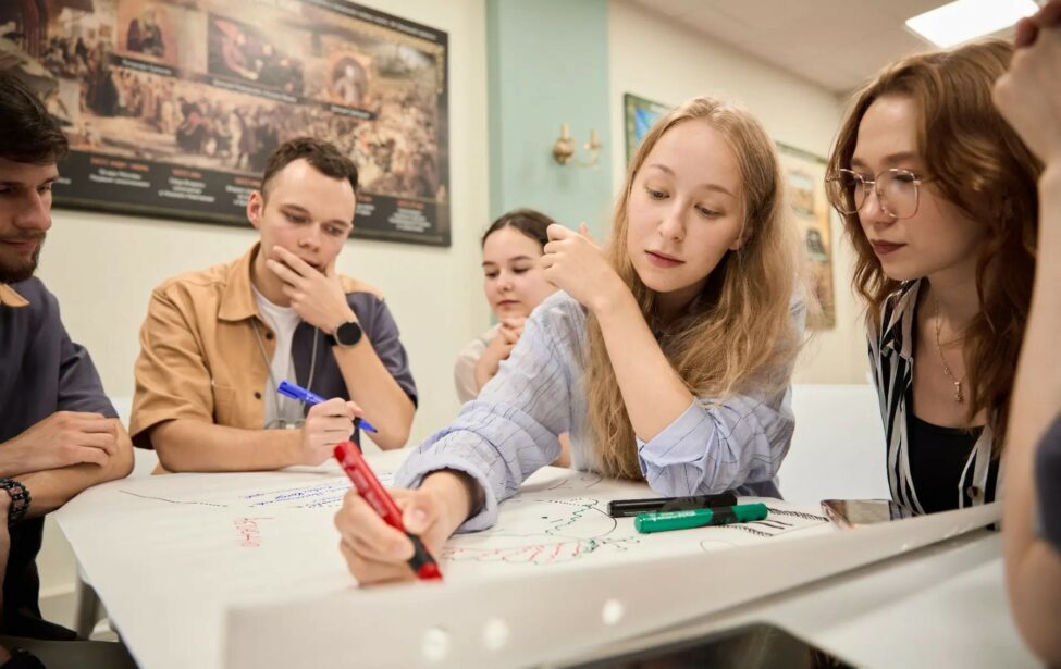 Преподаватель и студенты ИИЯ МГПУ на Всероссийском форуме «Истоки. Школа»