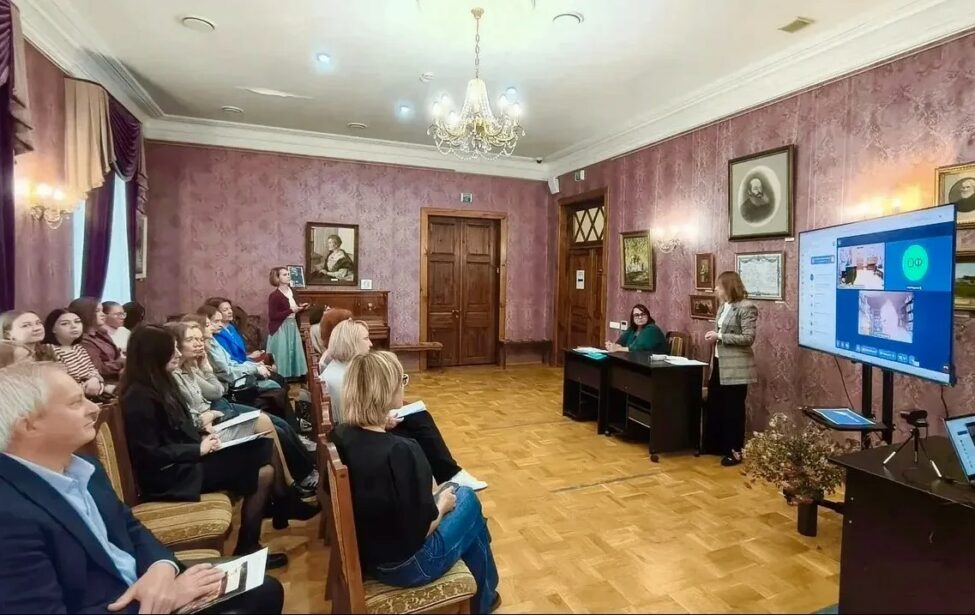 Методисты ИСМиТО представили опыт преподавания литературы