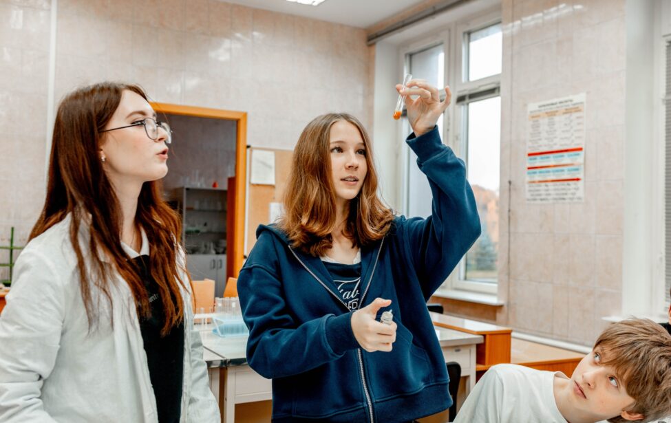 Школьники собрали модели кистей и прошли квест по химии Вселенной в ИЕСТ